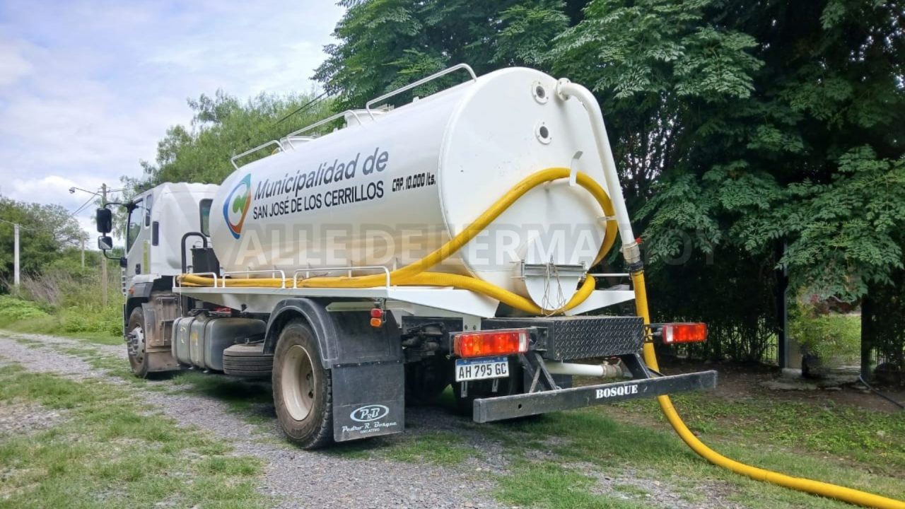 El nuevo camión atmosférico ya trabaja en los diferentes barrios de Cerrillos 