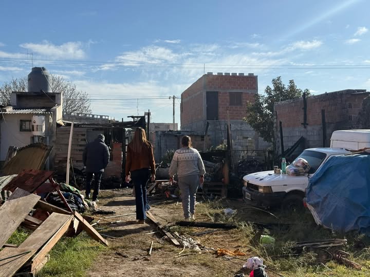 Operativo de asistencia a una familia cerrillana por el incendio de su vivienda