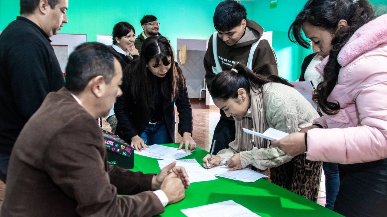 Más de 80 jóvenes reciben becas municipales en Coronel Moldes