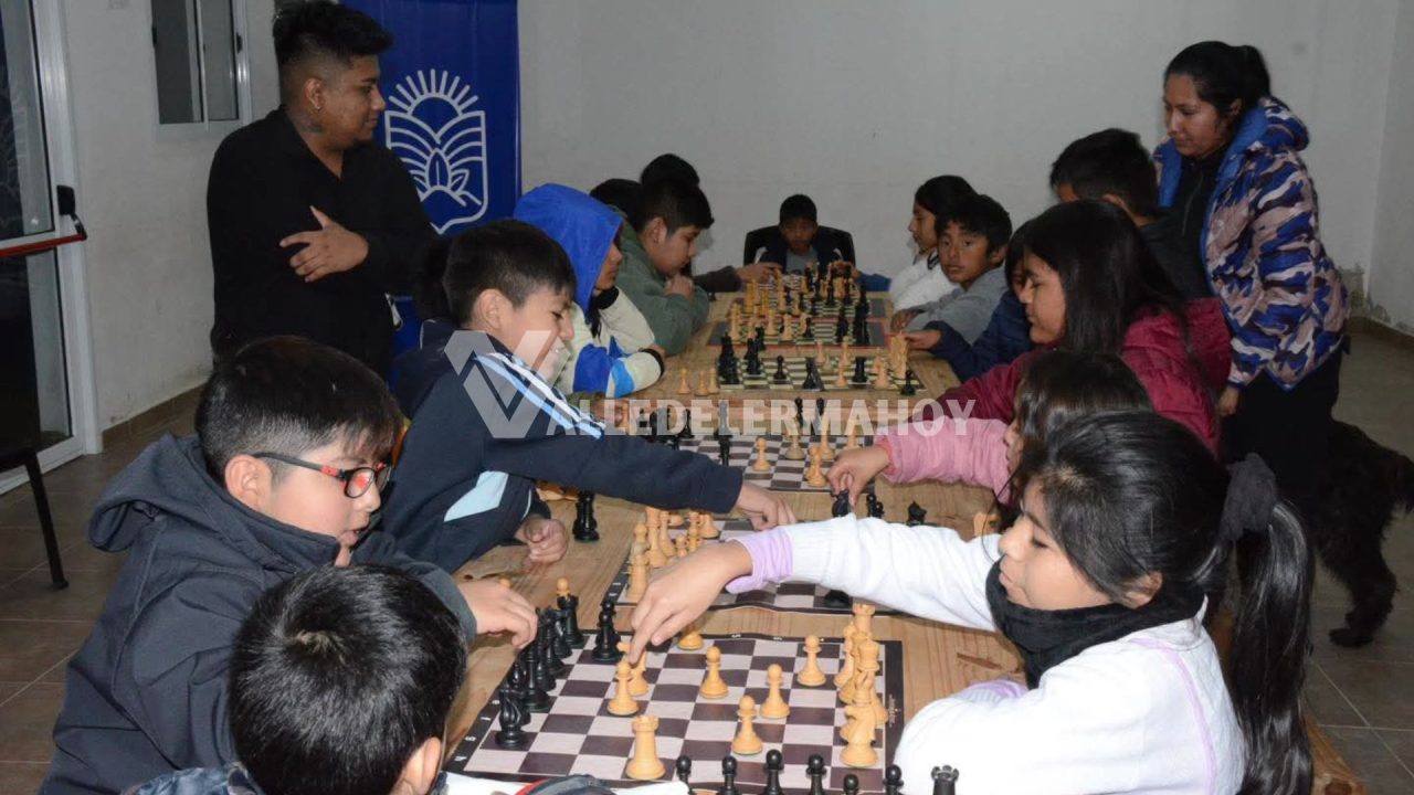 El primer Gran Maestro salteño dicta clases gratuitas de ajedrez en Rosario de Lerma 