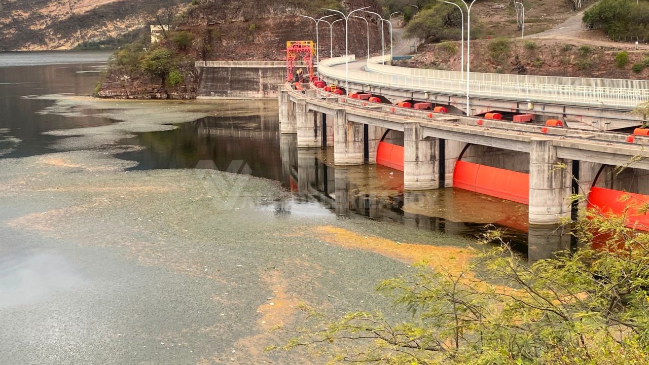Olor a podrido y materia fecal flotando en las compuertas del Cabra Corral