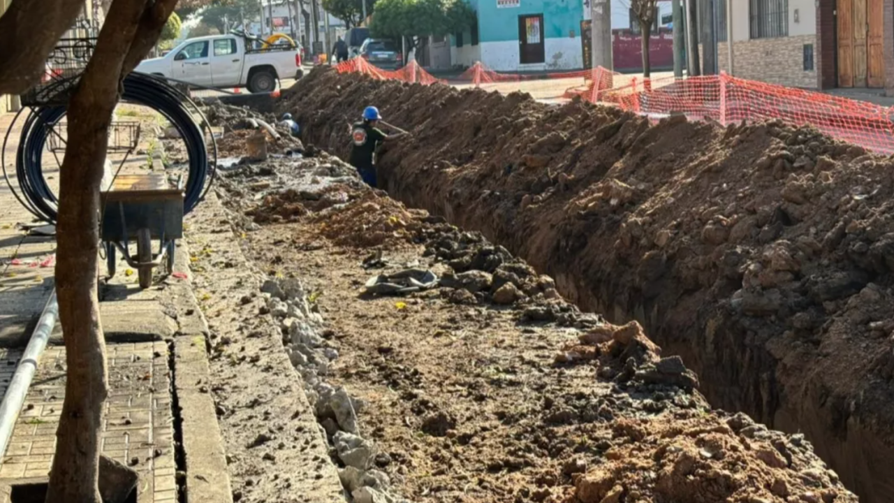 Aguas del Norte renovó nuevos tramos de cañerías en calle Junín