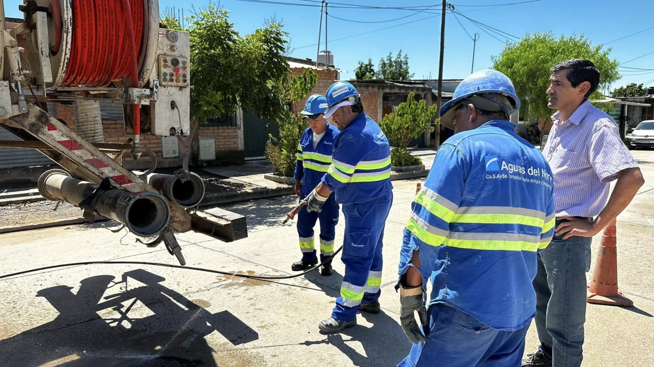 Aguas del Norte realiza un operativo de limpieza de redes cloacales