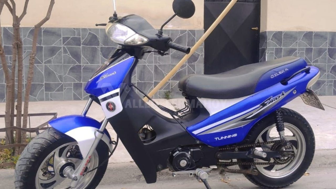 Robaron una moto frente al cine de Rosario de Lerma y la dueña ofrece recompensa para recuperarla
