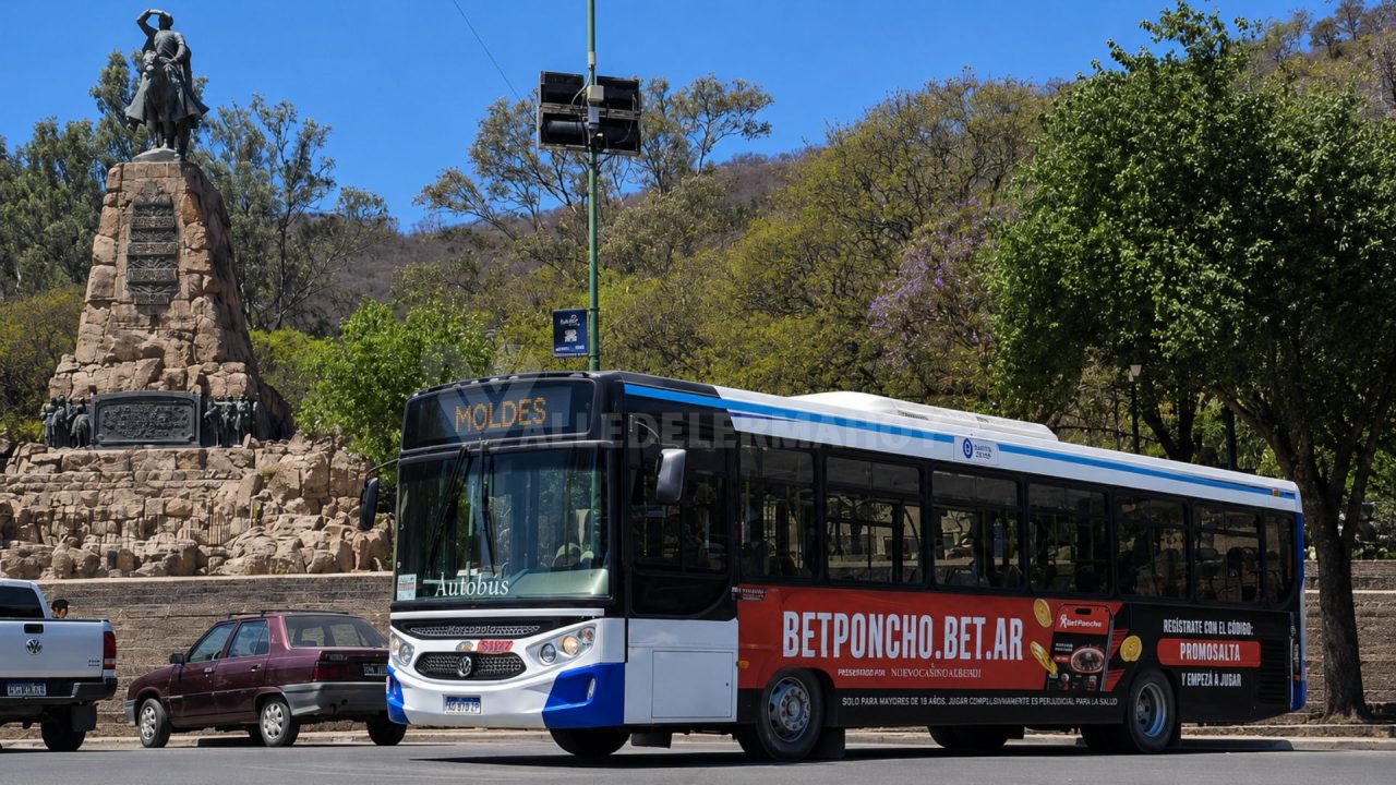 ¿El transporte público como vidriera de las apuestas? La publicidad de BetPoncho en colectivos y la app de SAETA