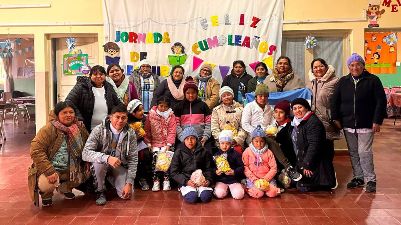 Tejer con el corazón: La red solidaria que abriga a los niños de la Quebrada de Chicoana