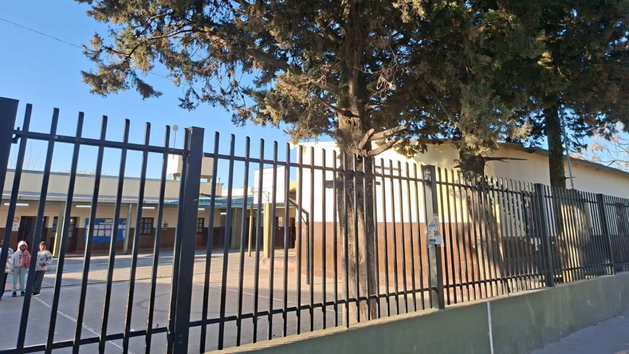 La Justicia la restituyó, pero los padres no la quieren como directora de la escuela