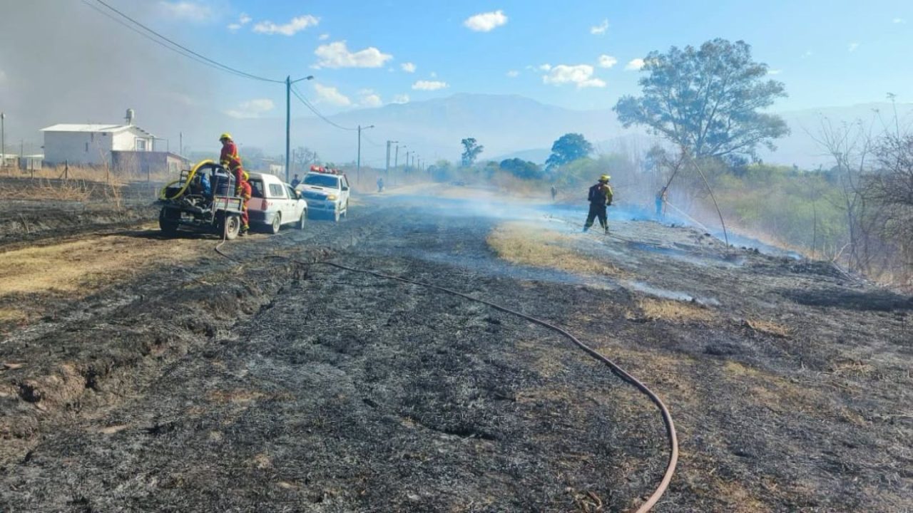 Villa Lola: Un incendio consumió seis hectáreas de pastizales sobre la Ruta 24