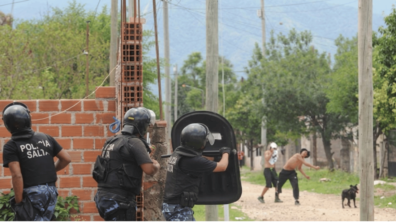 Golpearon a un policía durante un procedimiento: Uno irá a prisión y otro recibió probation