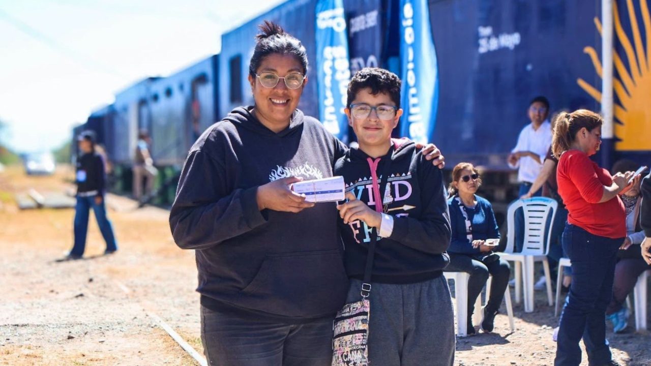 Cerrillos: Más de 77 chicos ya recibieron sus anteojos en el Tren 25 de Mayo