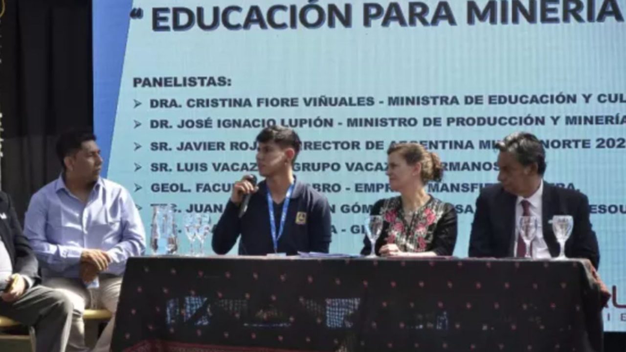 Salta impulsa las prácticas en empresas mineras para la inserción laboral de los estudiantes