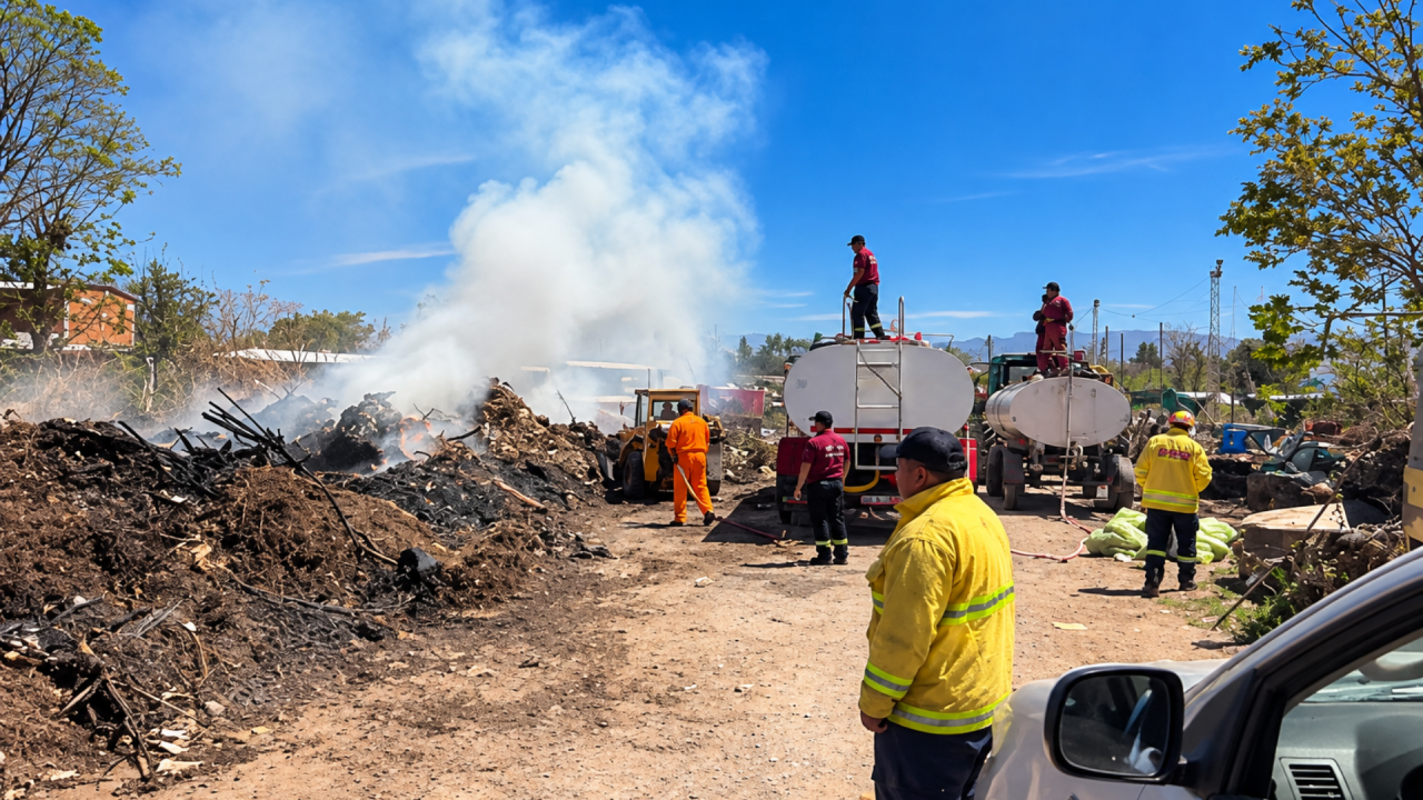 Cerrillos: Bomberos y personal municipal evitaron que un incendio se propagara