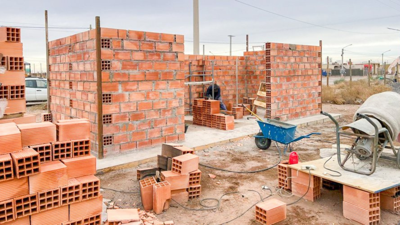 Robó una pala, cemento y hasta una ventana de dos obras en Rosario de Lerma: irá a prisión