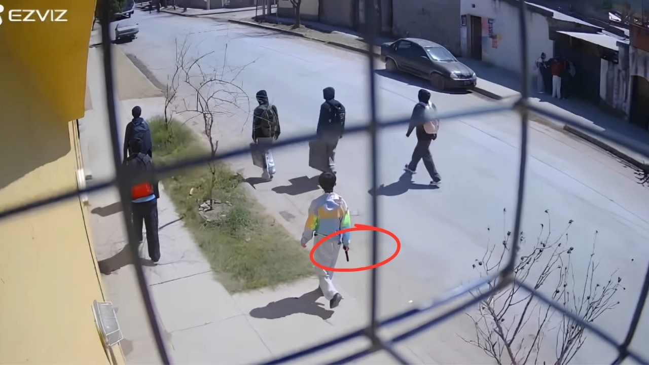 Otra vez un adolescente con una arma de juguete intimida a estudiantes