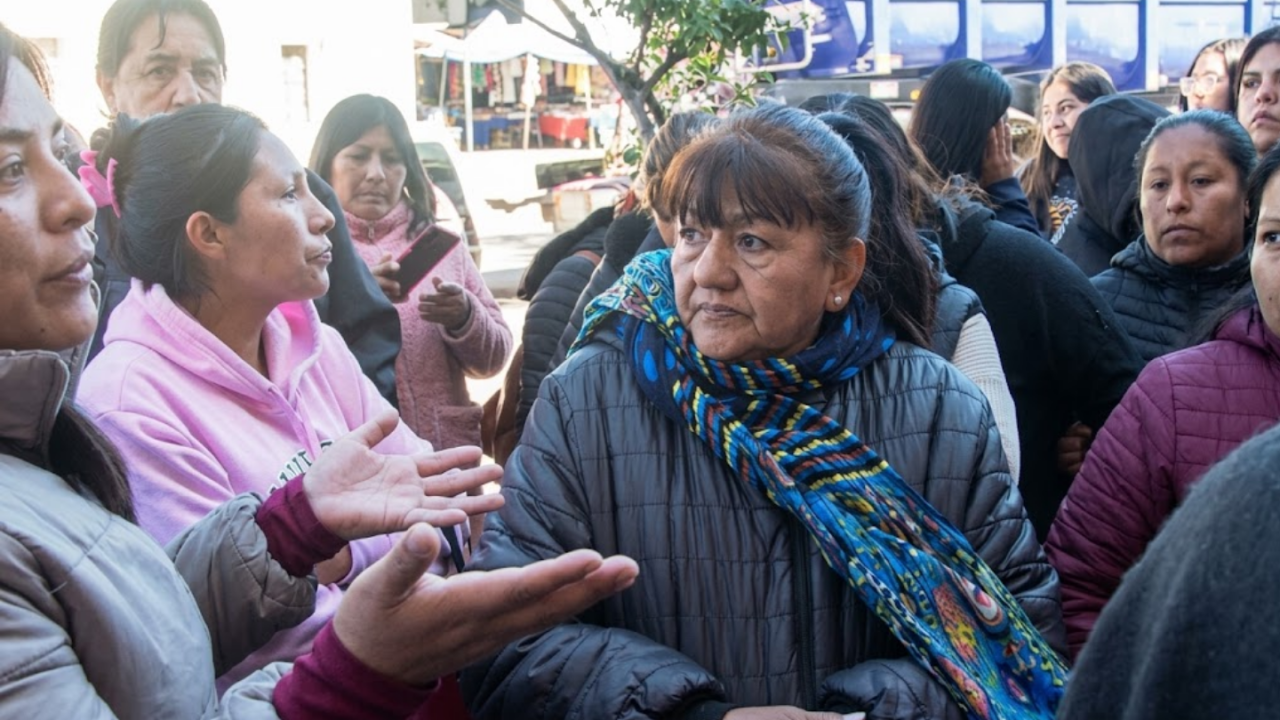 Padres en llamas por las inscripciones: Hacen vigilia y denuncian que les cambiaron las reglas en un secundario de La Merced